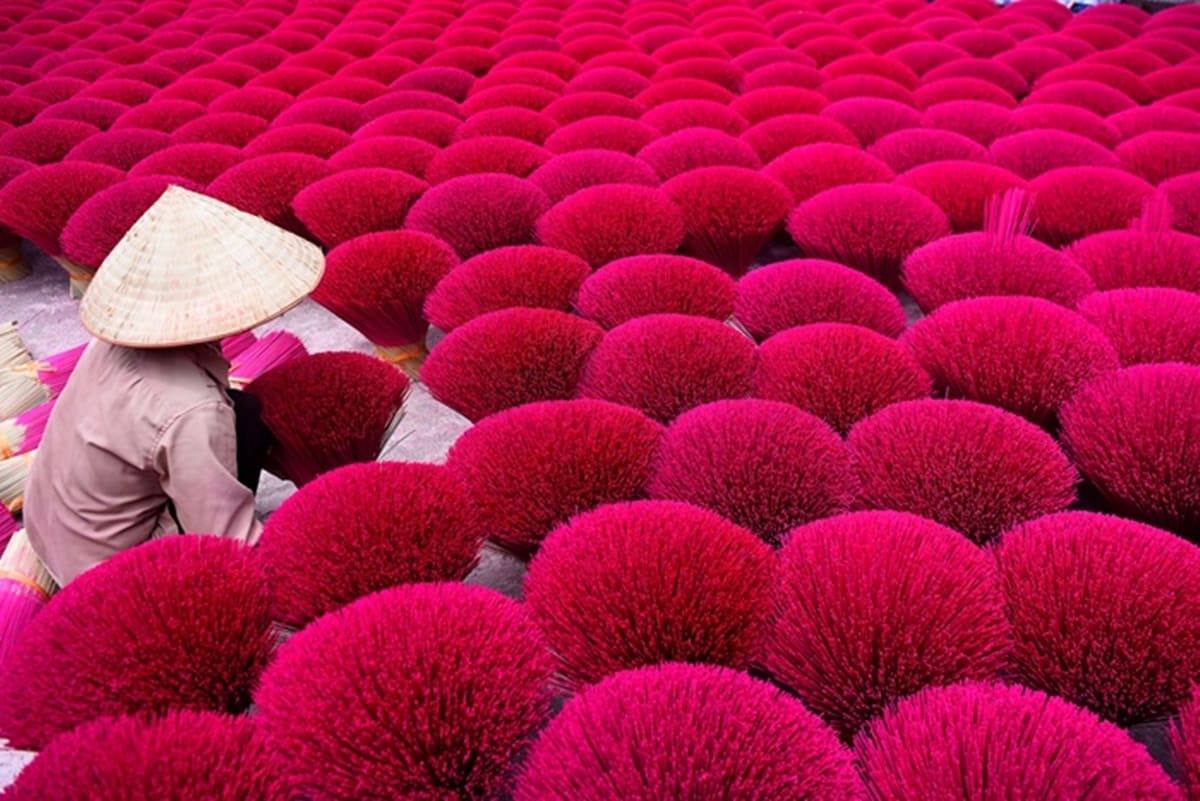 Explore Two Craft Villages in One day: From Quang Phu Cau to Bat Trang